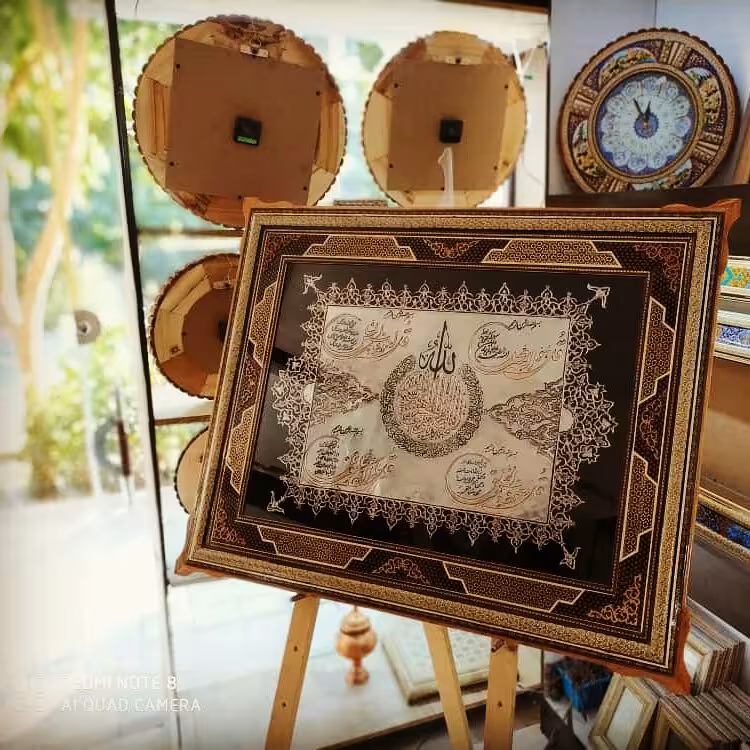 تابلو قلمزنی مسی آیه الکرسی وچهارقل و دور اسلیمی با قاب خاتم صلیبی گوشه دار چوب گردو دور سایز 77در96سانتی متر