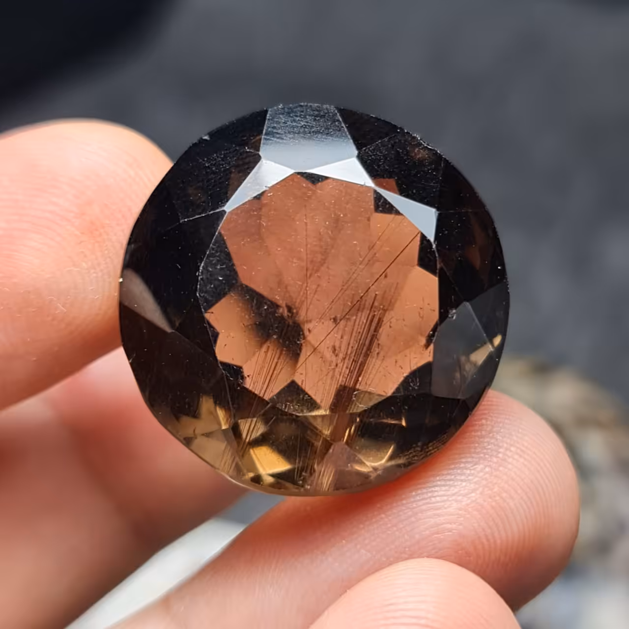  نگین درشت فوق العاده زیبای سنگ اسموکی کوارتز رتایل دار بسیار خاص آفریقایی اصل معدنی  با وزن 68 قیراط
کد  27748