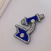سنجاق سینه جواهردوزی شده میکروسکوپ ازمایشگاه