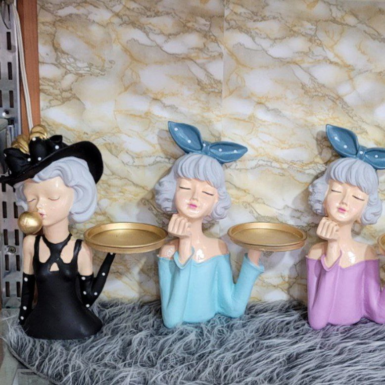 مجسمه دختر سینی به دست