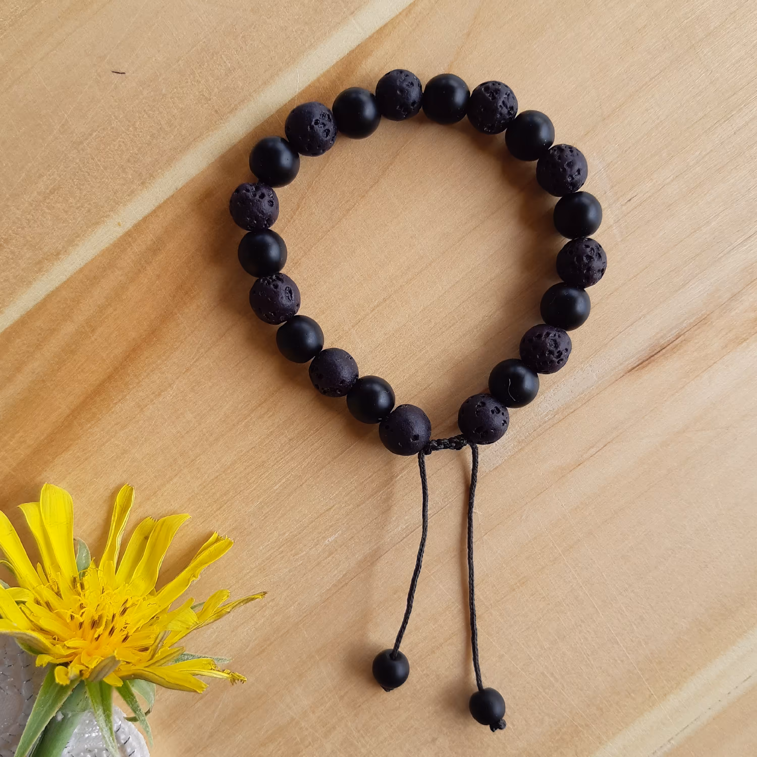 دستبند اسپرت با سنگ اونیکس و لاوا .سیاه. با قفل کشویی مناسب آقایان و خانمها و همه سنین