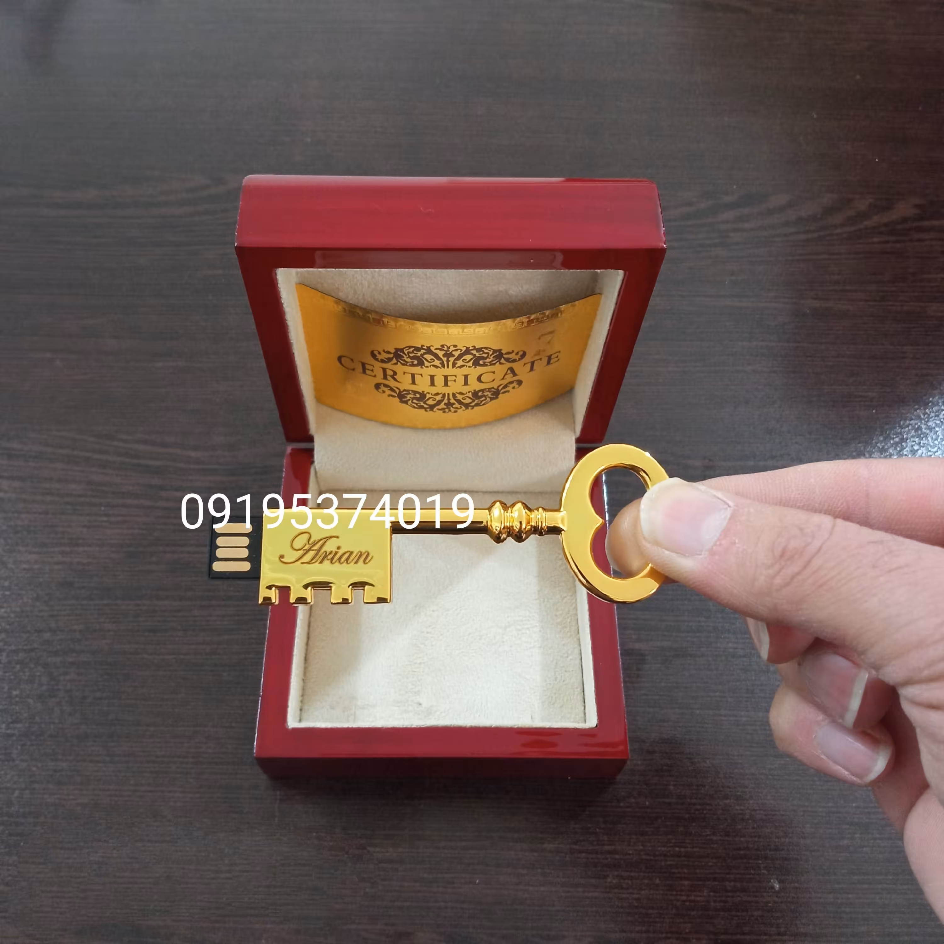 فلش روکش طلا با جعبه چوبی همراه با شناسنامه و حک اسم 