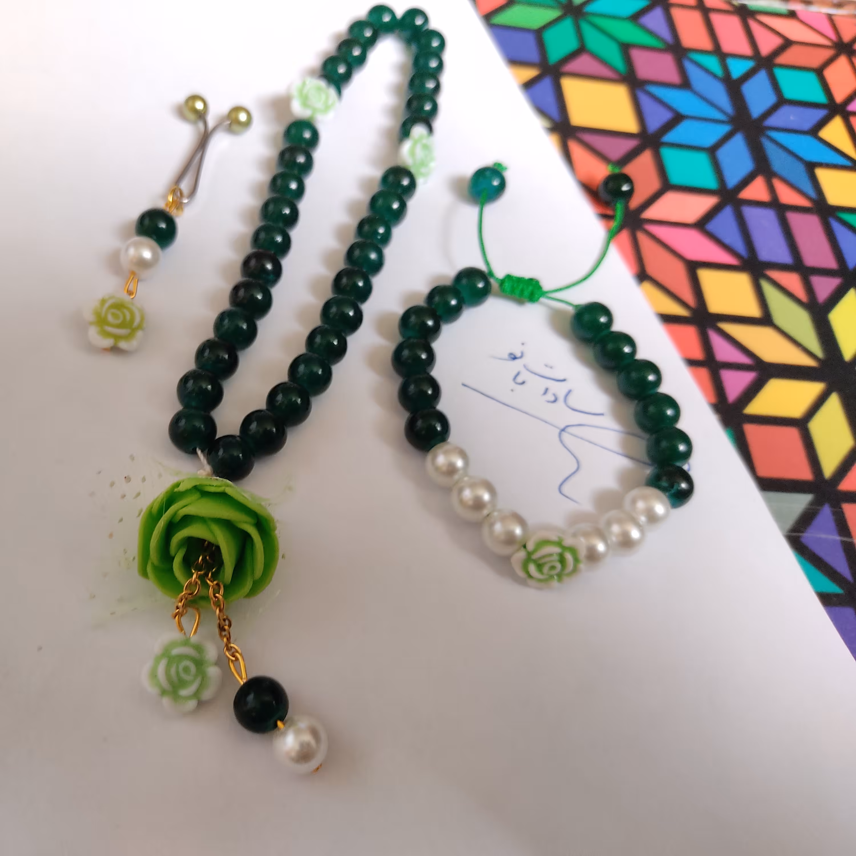 ست تسبیح و دستبند و گیره روسری طرح شکوفه رنگ سبز تیره