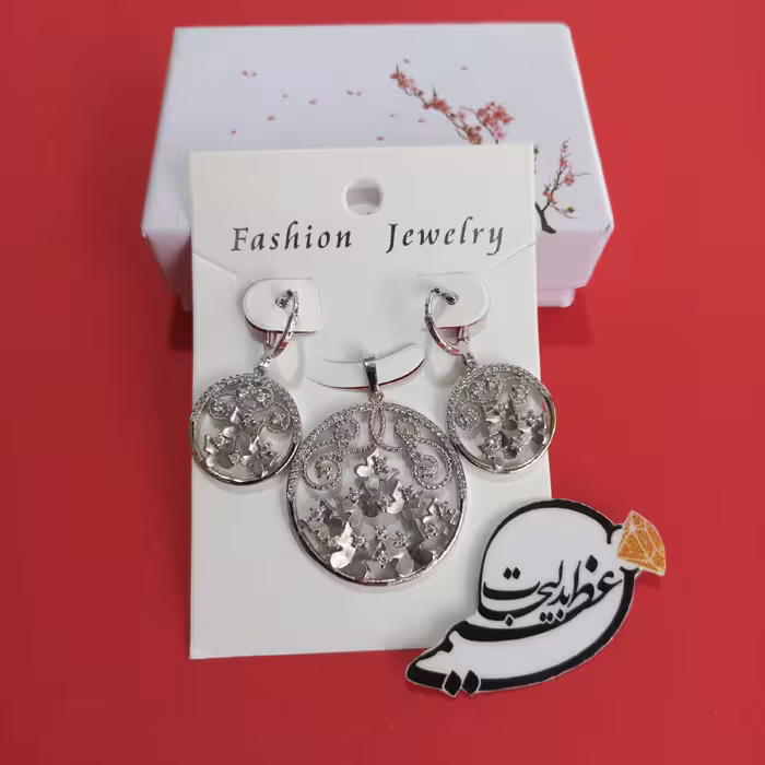 نیم ست استیل رنگ ثابت درجه یک بسیار زیبا طرح  دایره و پروانه های ریز نگین کاری شده با زنجیر 45 سانتی