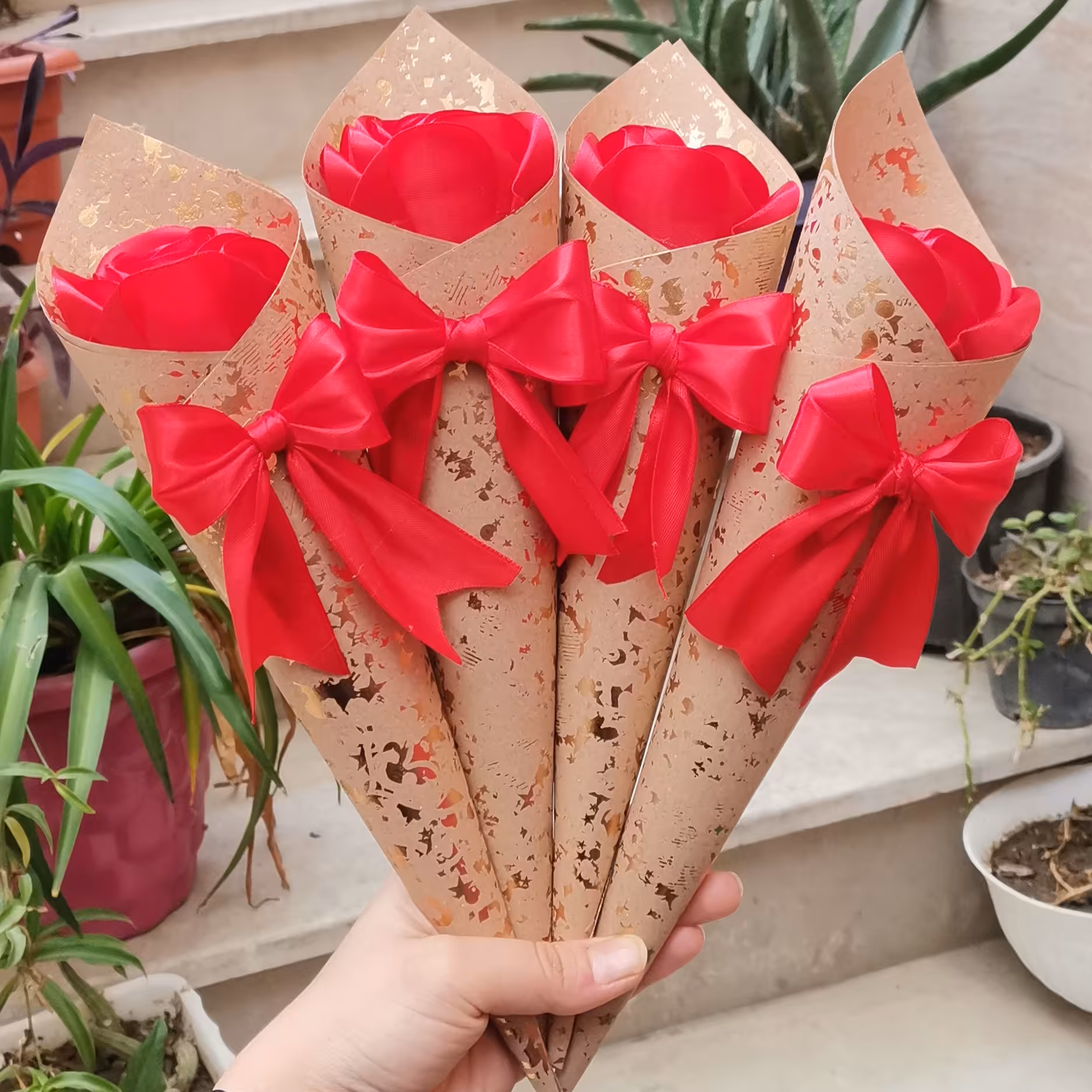 شاخه گل رز  مصنوعی جنس ساتن 32 سانتی زیبا دارای رنگ بندی جذاب 