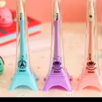 پرگار با طرح برج ایفل درون جعبه بسته بندی دارد