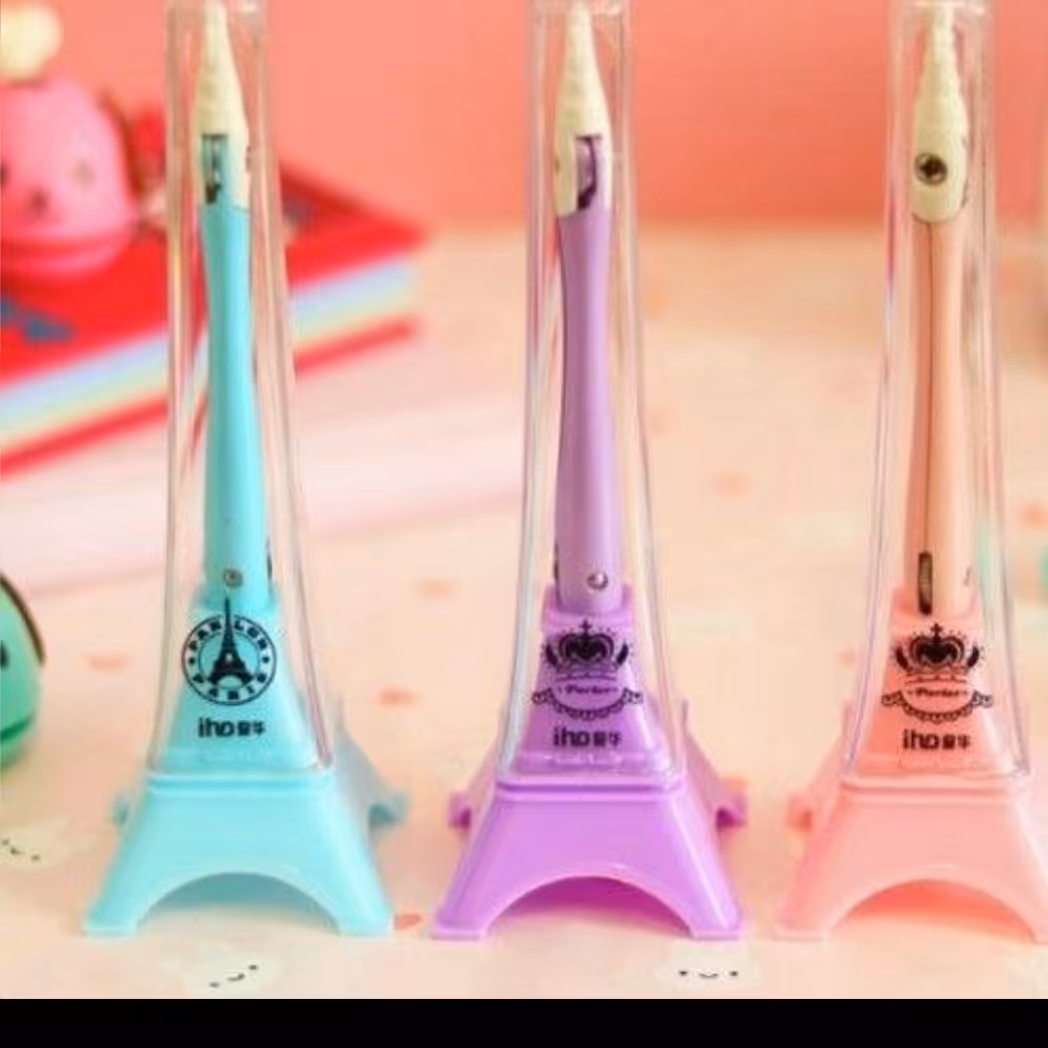 پرگار با طرح برج ایفل درون جعبه بسته بندی دارد