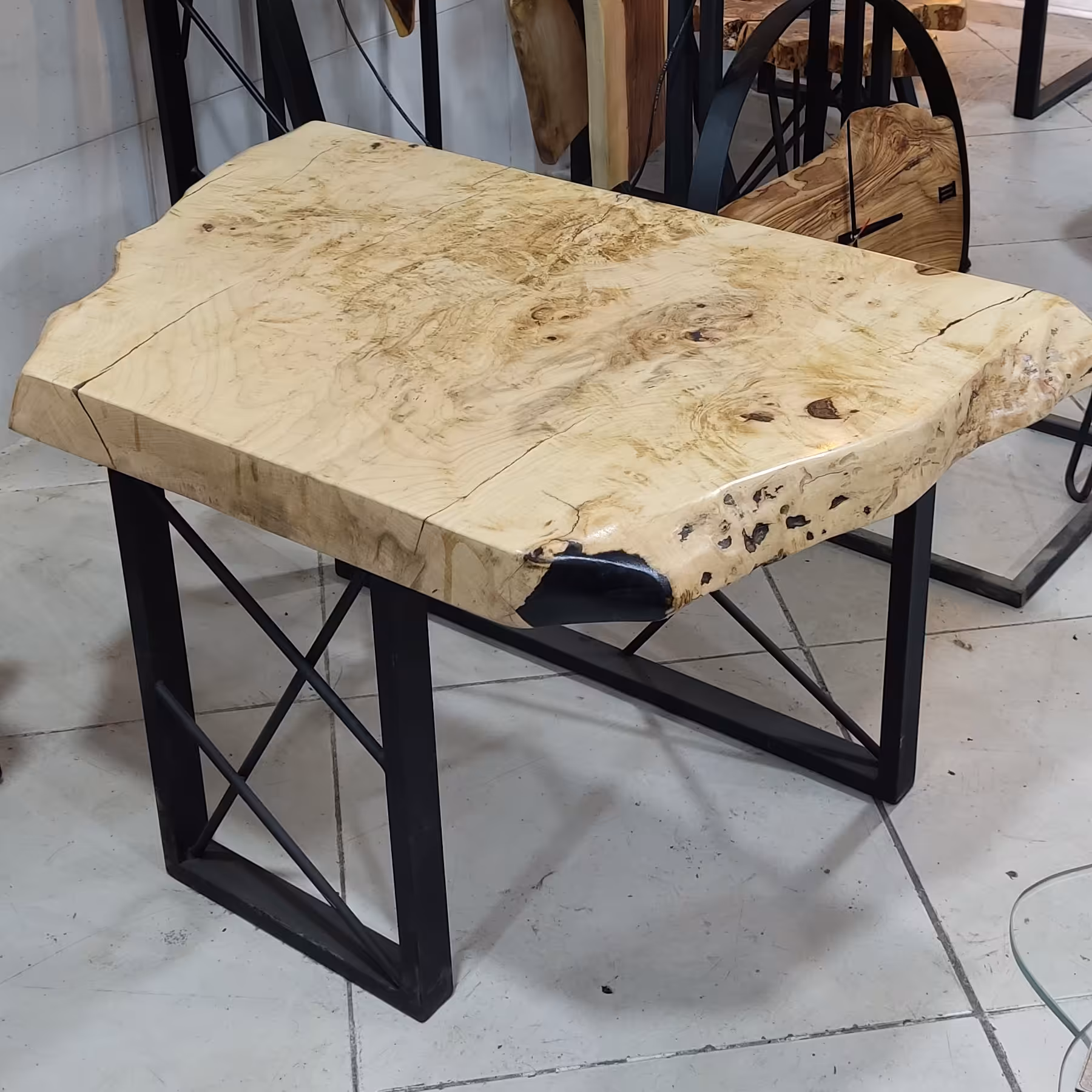 ست میز جلومبلی و عسلی روستیک چوب ممرز و رز ین با پایه سنجاقی فلزی