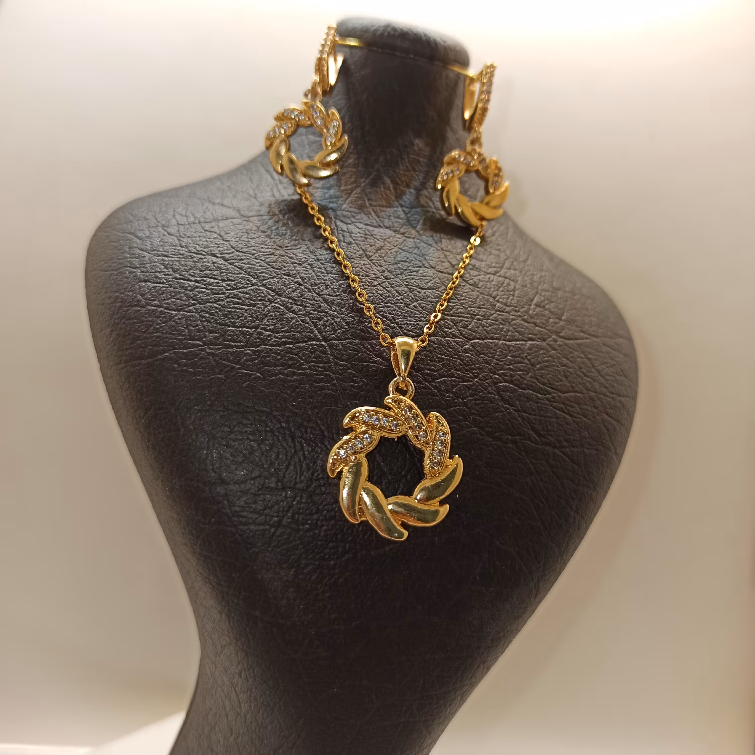 نیم ست رنگ ثابت برند با زنجیر استیل 