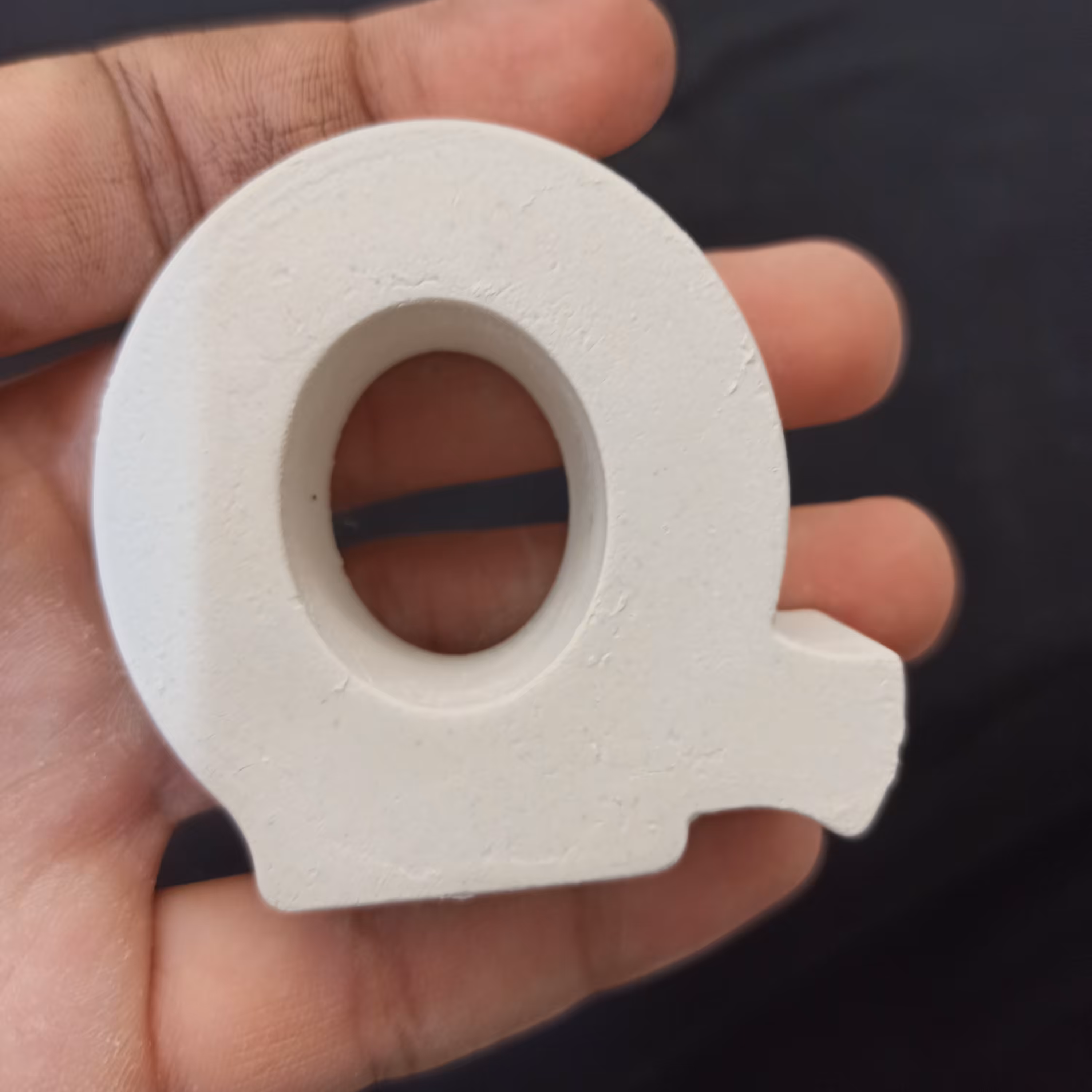 بیس خام حرف Q ، فونت رومی بزرگ ، جنس بتنی سنگی ، ضخامت 2 سانتی متر ، ارتفاع 5.5 سانتی متر