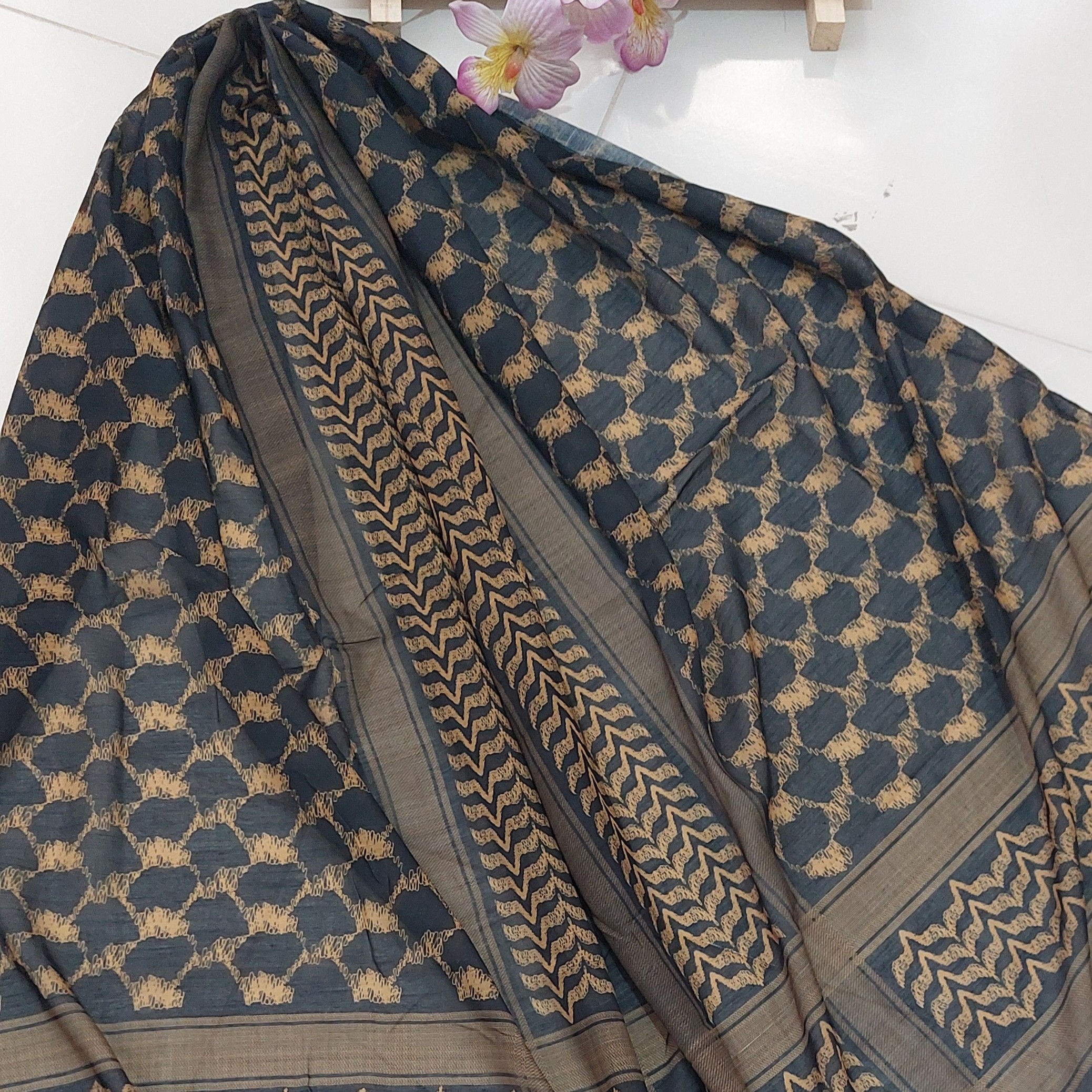 شال نخی چاپی طرح عربی منگوله دار.قواره 200در75 تک رنگ