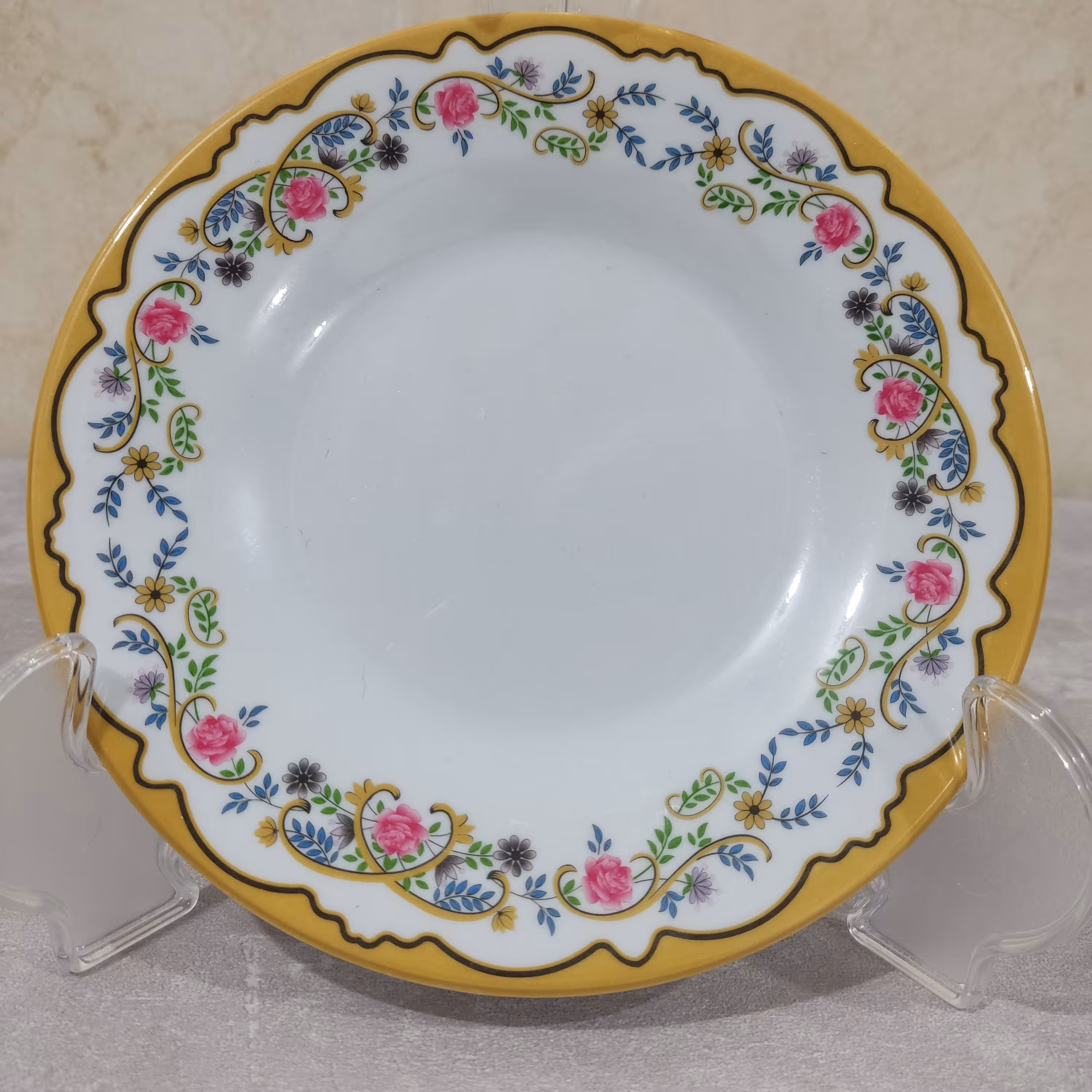 بشقاب خورشت خوری ملامین طرح گل زرد مارک یزد ملامین بسته 6 عددی بشقاب خورشتی گود سایز  و قطر 20سانت دارای استاندارد.طلایی