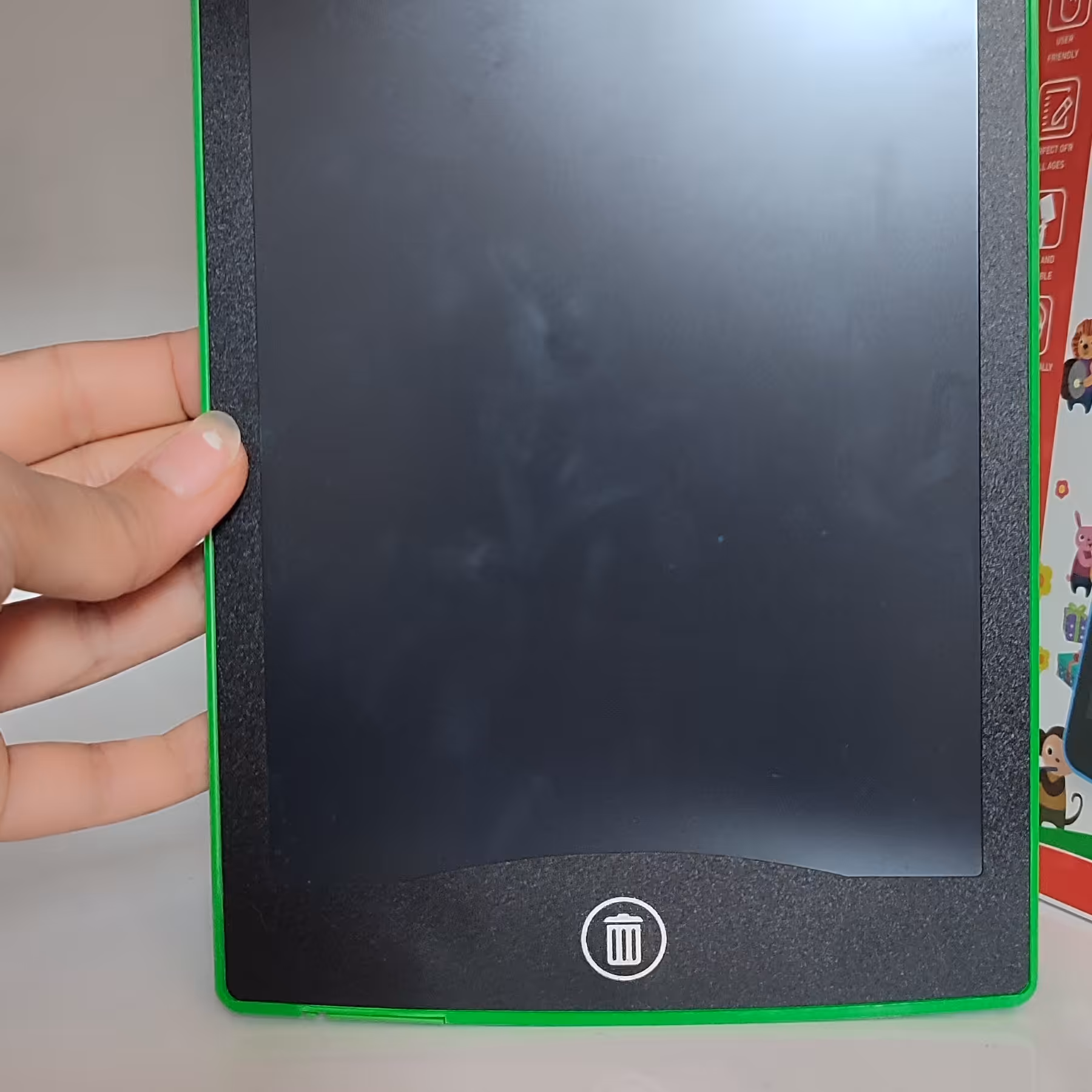 تبلت جادویی کودک به عنوان صفحه نقاشی استفاده میشه دارای قلم مخصوص دررنگ سبز