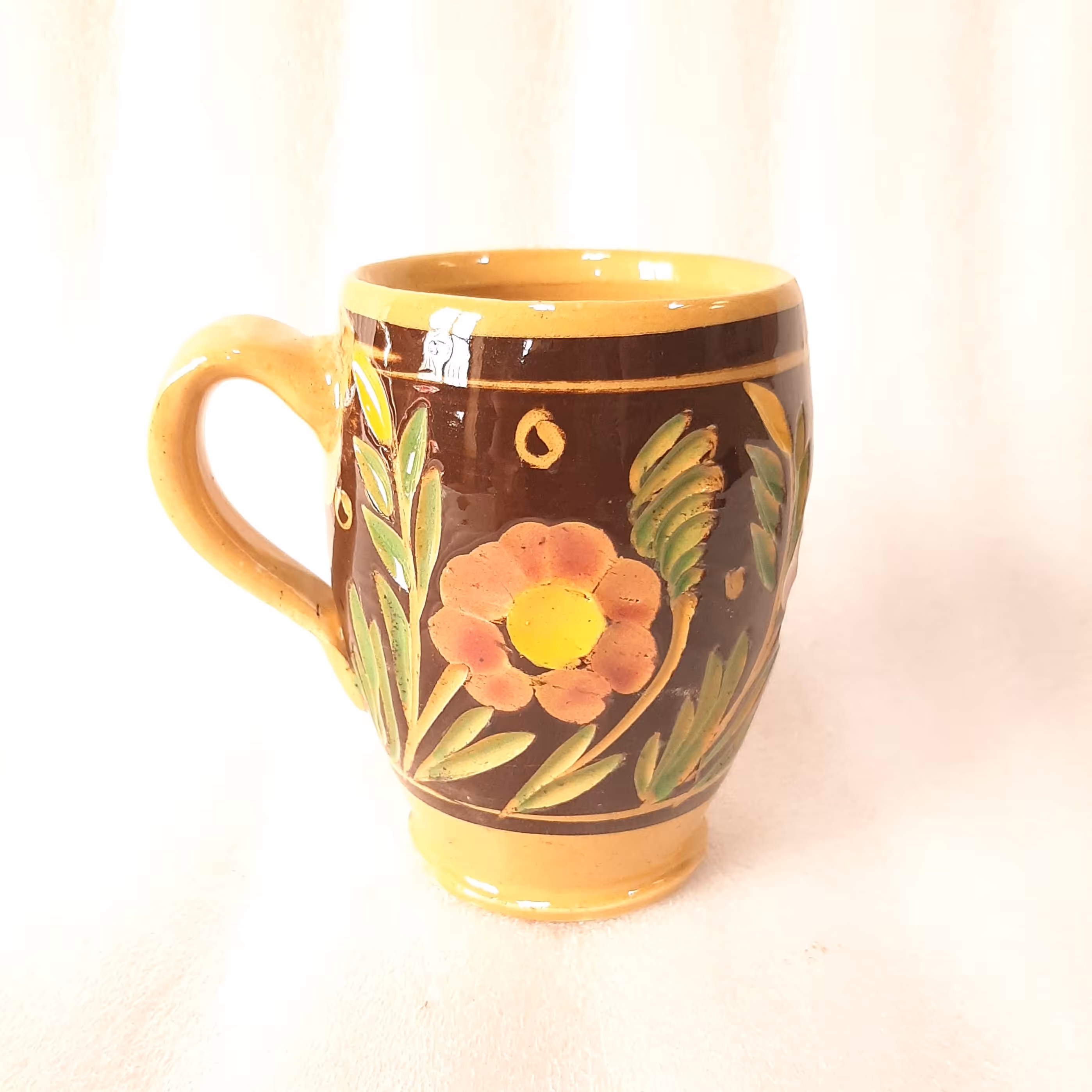 لیوان سفالی لعابدار زمینه مشکی