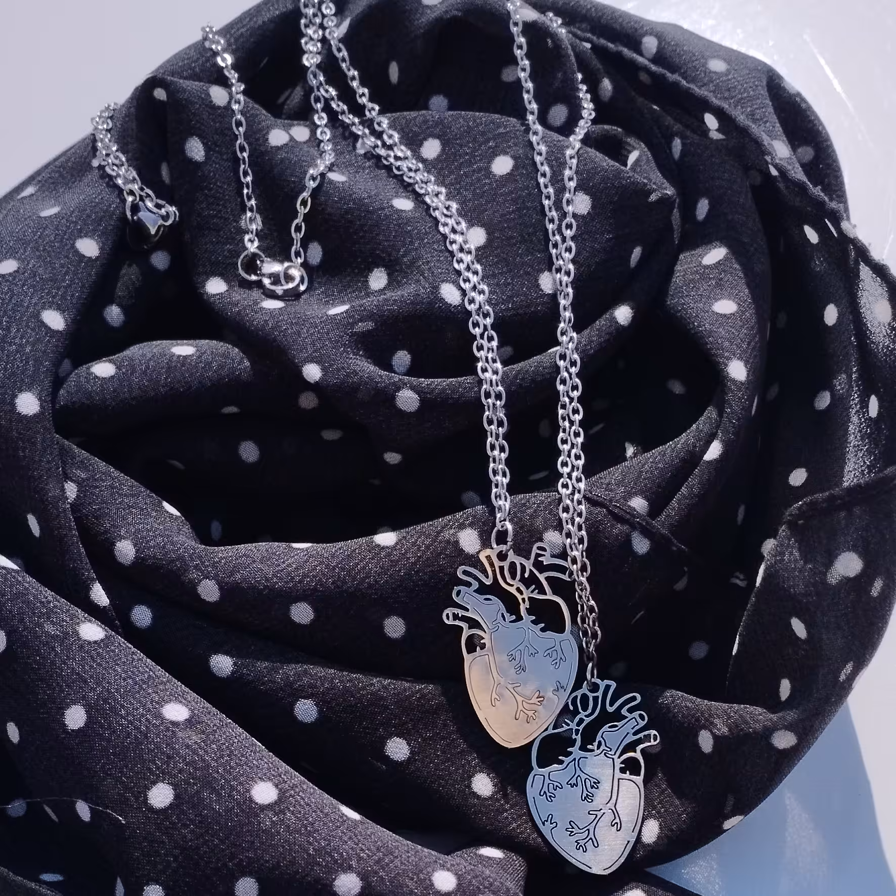 گردنبد ست نقره ای قلب اناتومی با قفل طوطی رنگ ثابت و ضد حساسیت 