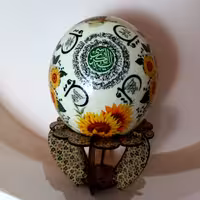 تخم شتر  مرغ طبیعی تزیین شده عیدانه ارتفاع 18 سانت و عرض از روبرو 15 سانت به همراه پایه طرح خاتم