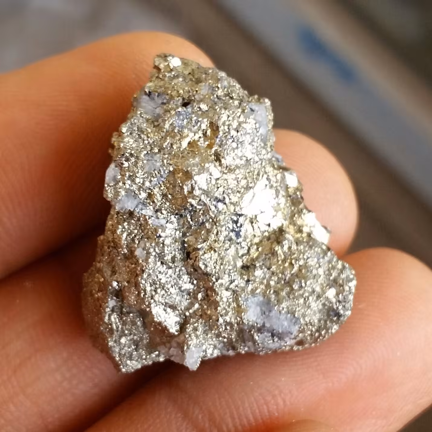 سنگ راف پیریت طلایی حبه شده همرشدی با بورنیت ملقب به سنگ طلا روی بستر 100 در 100 طبیعی شاهکار خلقت
بی نظیر
کد 10451