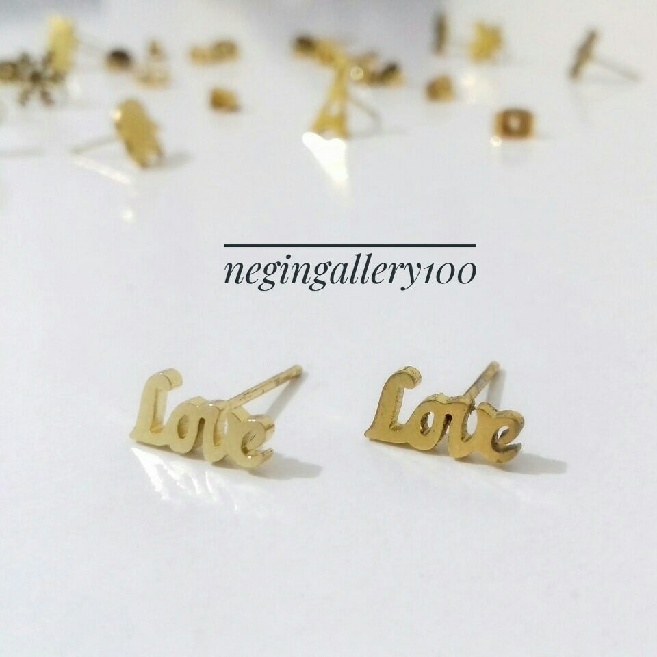 گوشواره میخی طرح Love