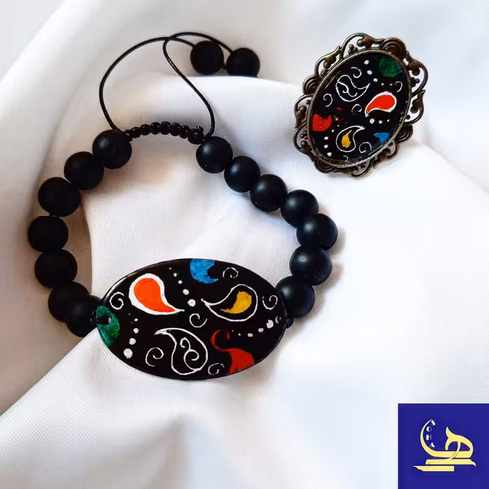 دستبند مهره ای مشکی همراه لا پلاک میناکاری 