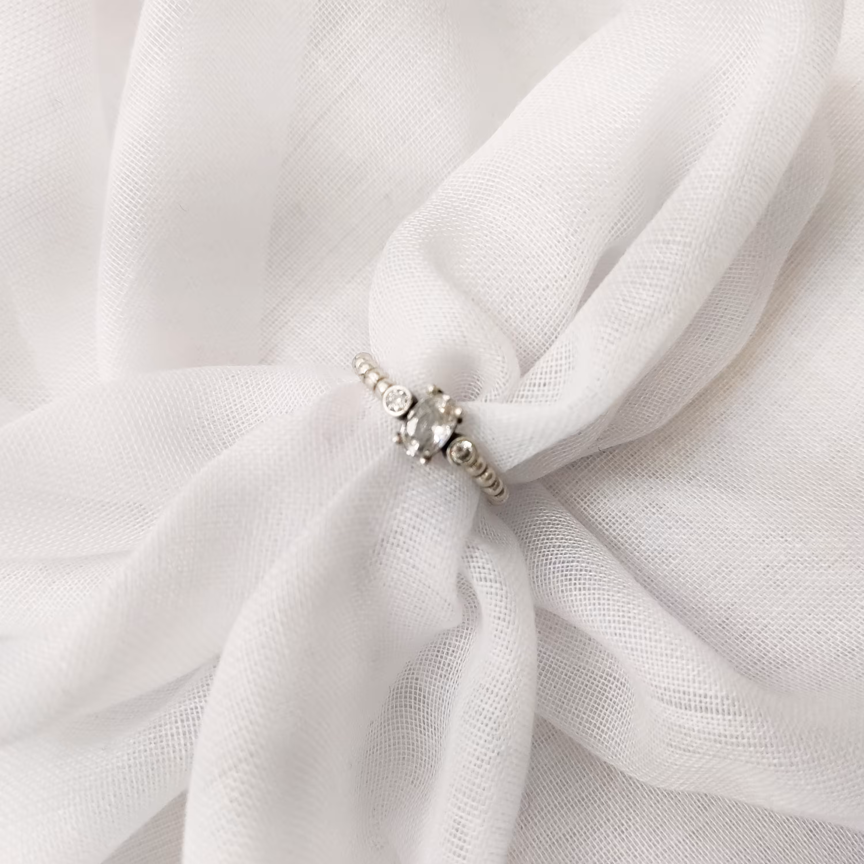 انگشتر ورشو طرح تک نگین رنگ نقره ای قابل تنظیم تا دو سایز