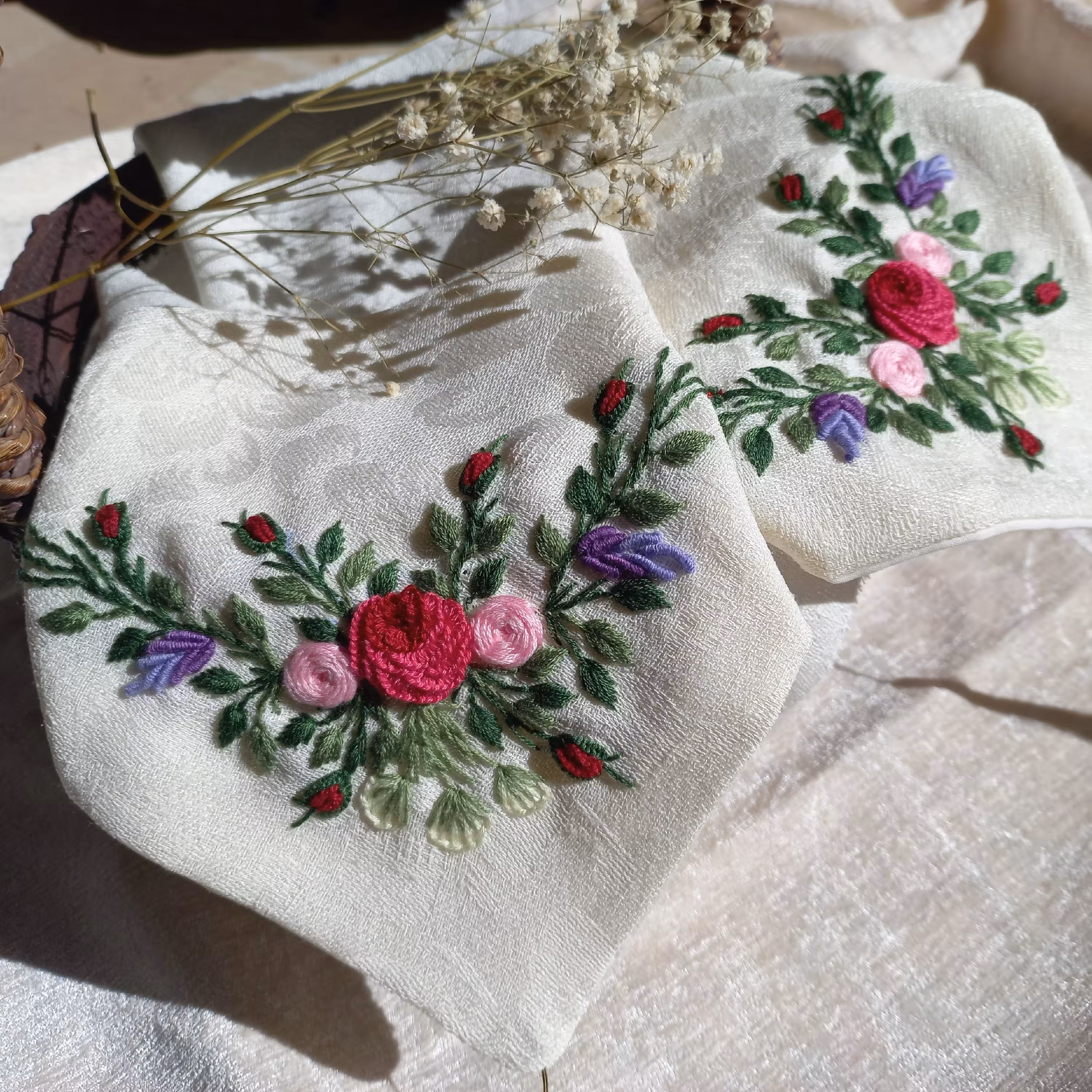 تو بوفه ای گلدوزی شده با دست.مناسب بوفه، شلفه، رومیزی، دستمال سفره و...