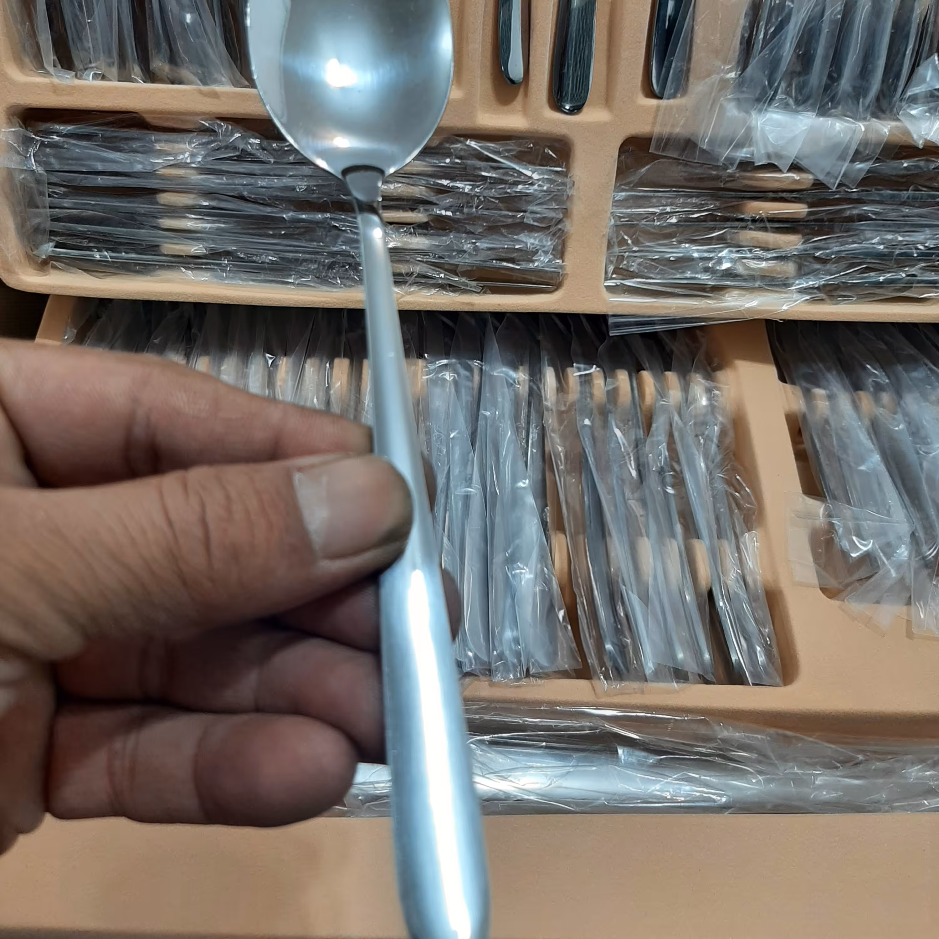 سرویس قاشق چنگال با جعبه چمدانی 124پارچه 12نفره   دارای 12تا قاشق 12تا چنگال