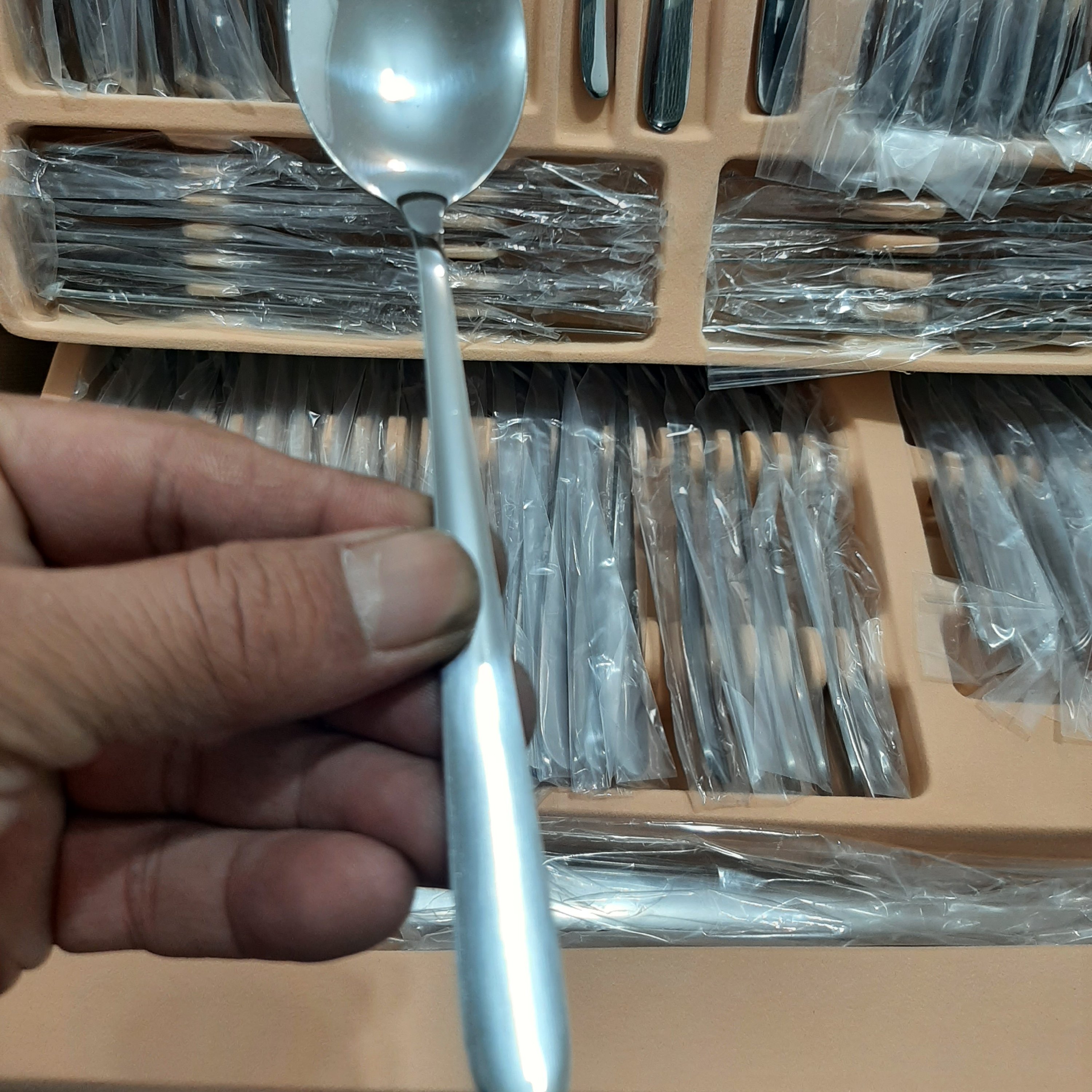 سرویس قاشق چنگال با جعبه چمدانی 124پارچه 12نفره دارای 12تا قاشق 12تا چنگال
