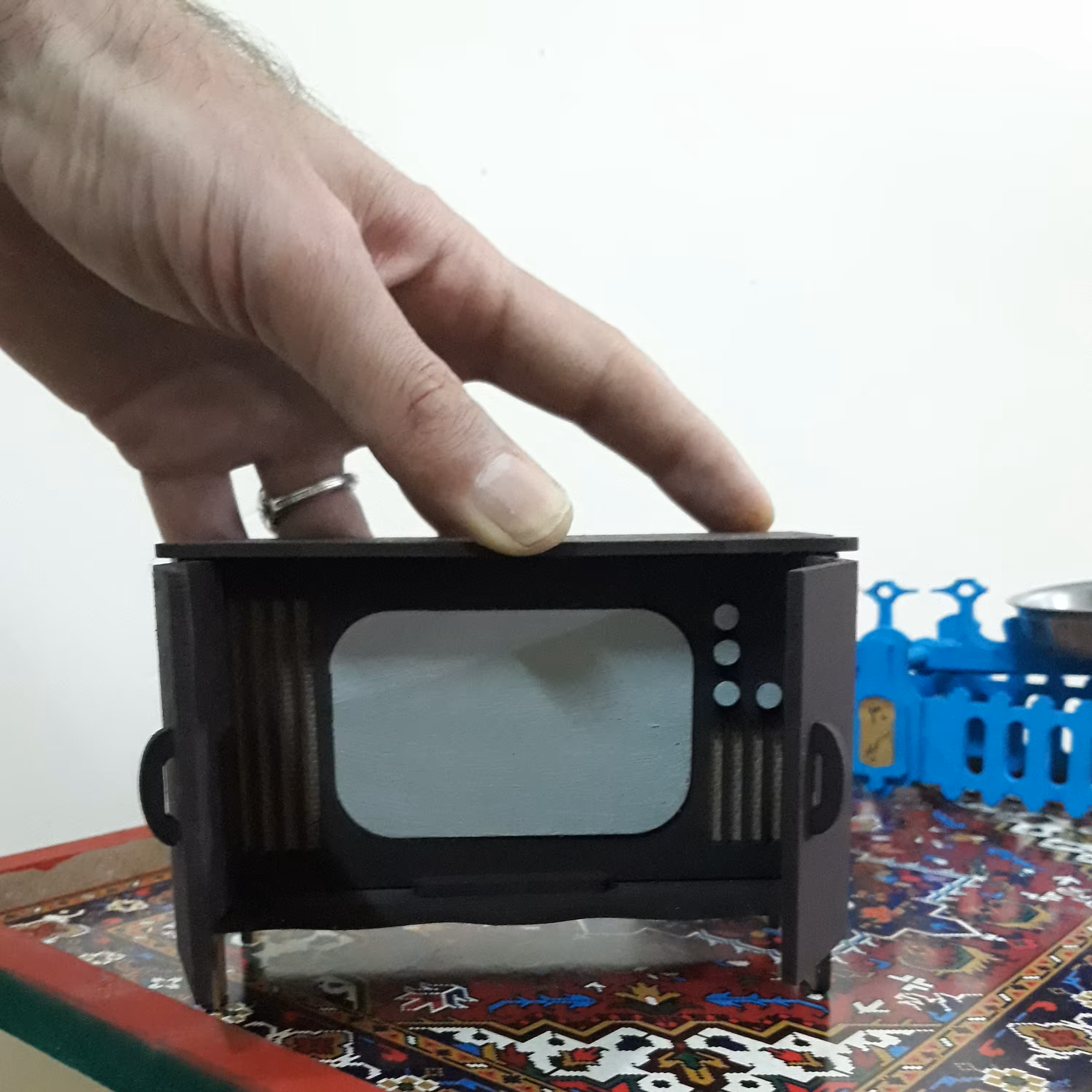 ماکت تلویزیون مبلی قدیمی بادرب متحرک زیبا دکوری تزیینی کلکسیونی کمیاب وخاص وخوشرنگ