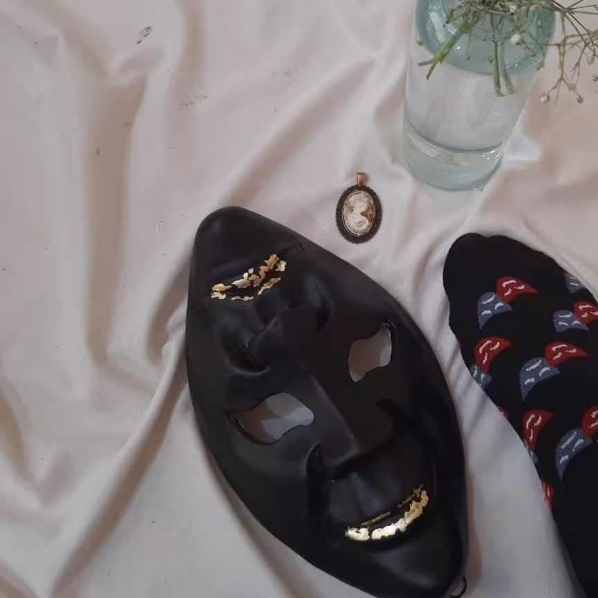 ماسک دو چهره شاد و غمگین  کار دست ساز خاص کارشده با ورق طلا جنس سنگ 