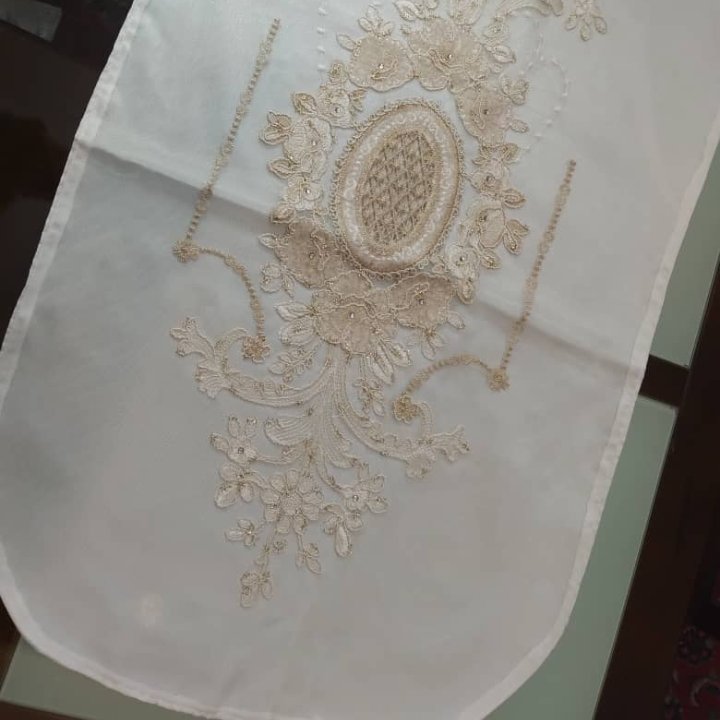 رومیزی رانر مدل بیضی تور دانتل استر کشی شده و لبه حاشیه دار