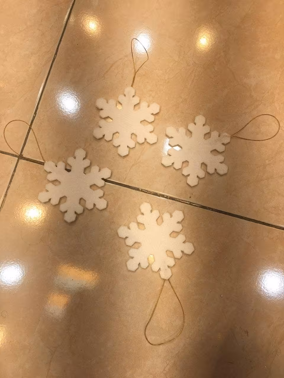 آویز برفی روی درخت کریسمس کد 4