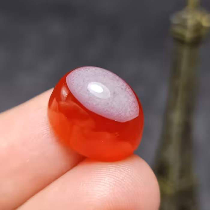 نگین فوق العاده زیبای سنگ عقیق سرخ کلاه ژئودی بسیار خاص خراسانی اصل معدنی 
کد  27077