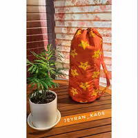 کوله پشتی از جنس پارچه شمعی کاملا قابل شستشو لایی دوزی شده تا ایستایی کاملی به کیف بدهددرب کیف با بند جمع می شود