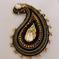 سنجاق سینه جواهردوزی شده بوته جقه سنتی  مشکی طلایی