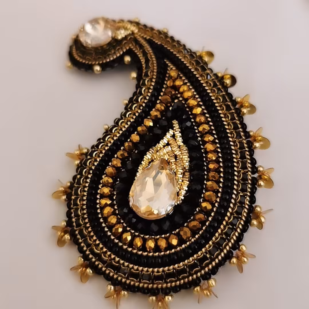 سنجاق سینه جواهردوزی شده بوته جقه سنتی  مشکی طلایی