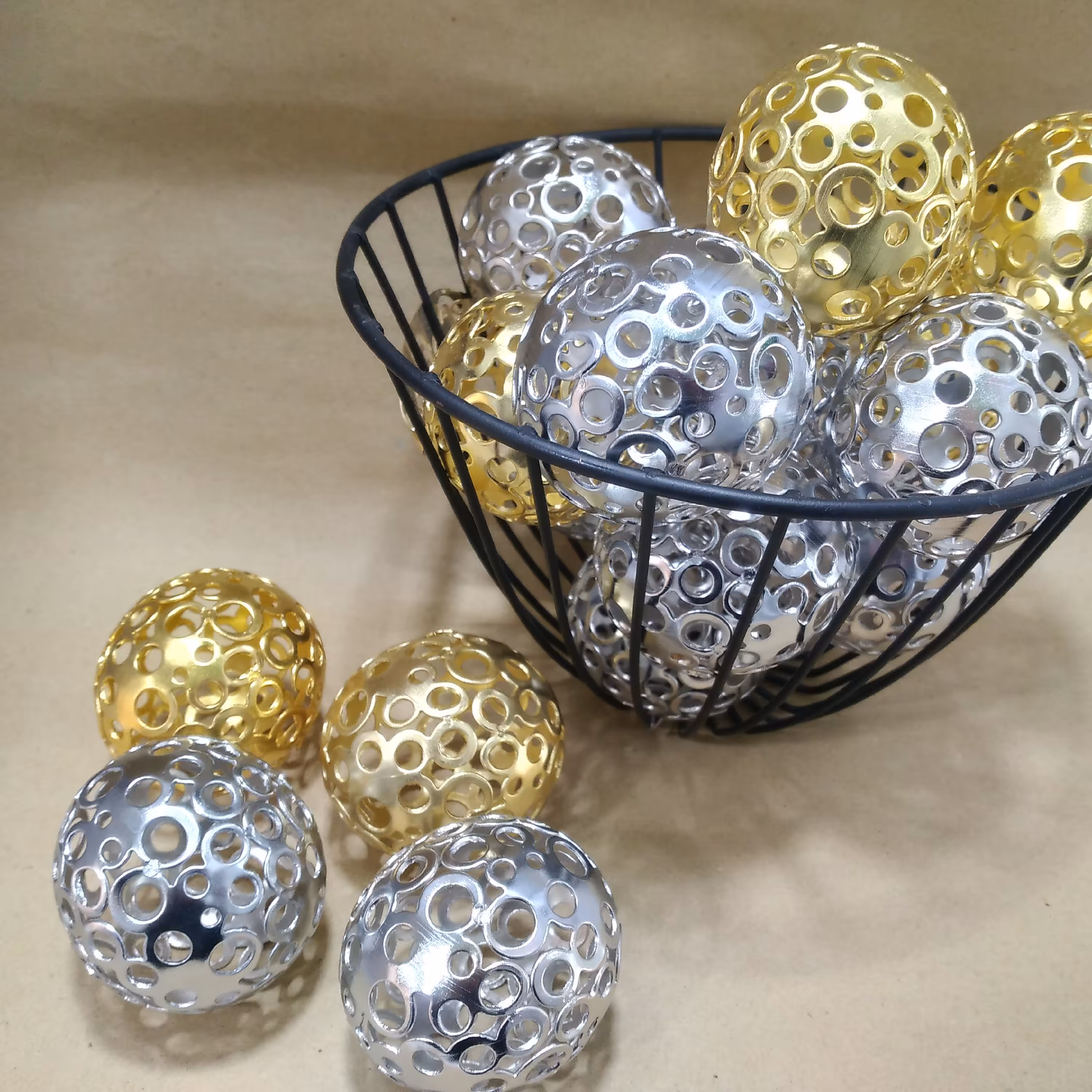 گوی دکوراتیو دو رنگ طلایی و نقره ای قیمت اعلام شده هر عدد میباشد