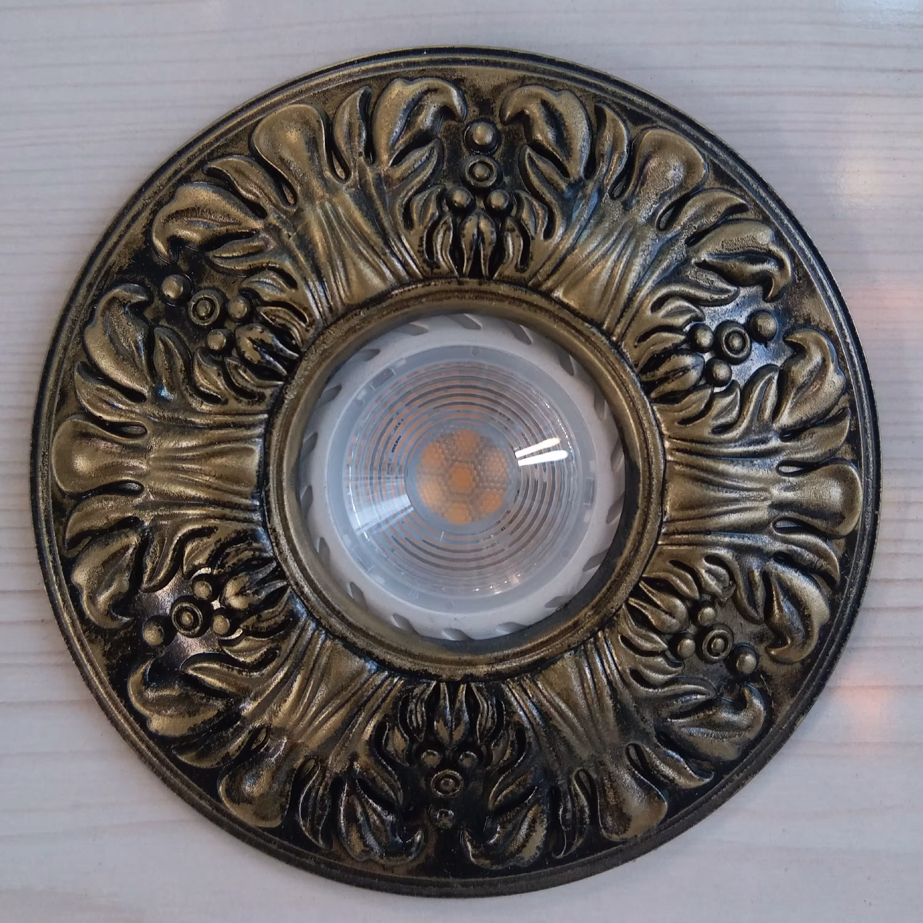 قاب هالوژن طلایی کروم