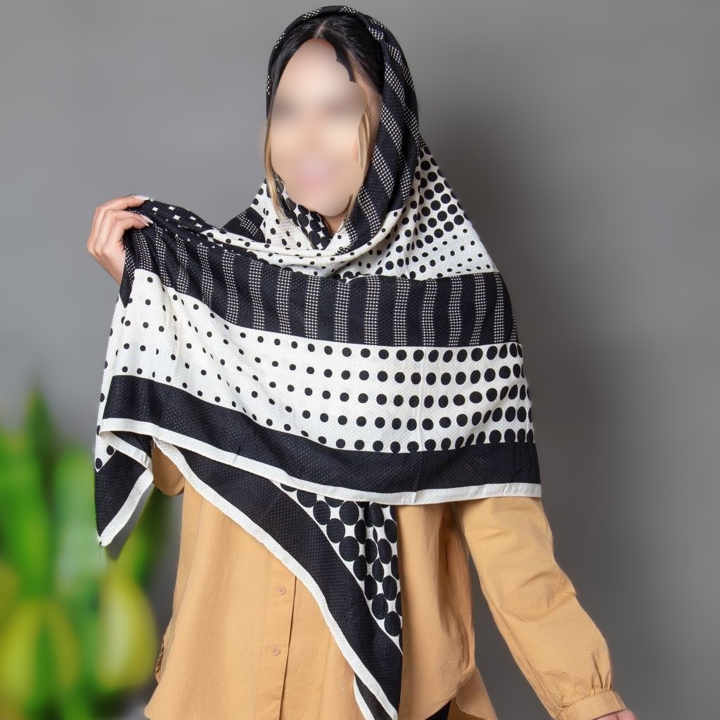 روسری نخی منگوله دار قواره بزرگ (140)در یک رنگ زیبا مشکی سفید