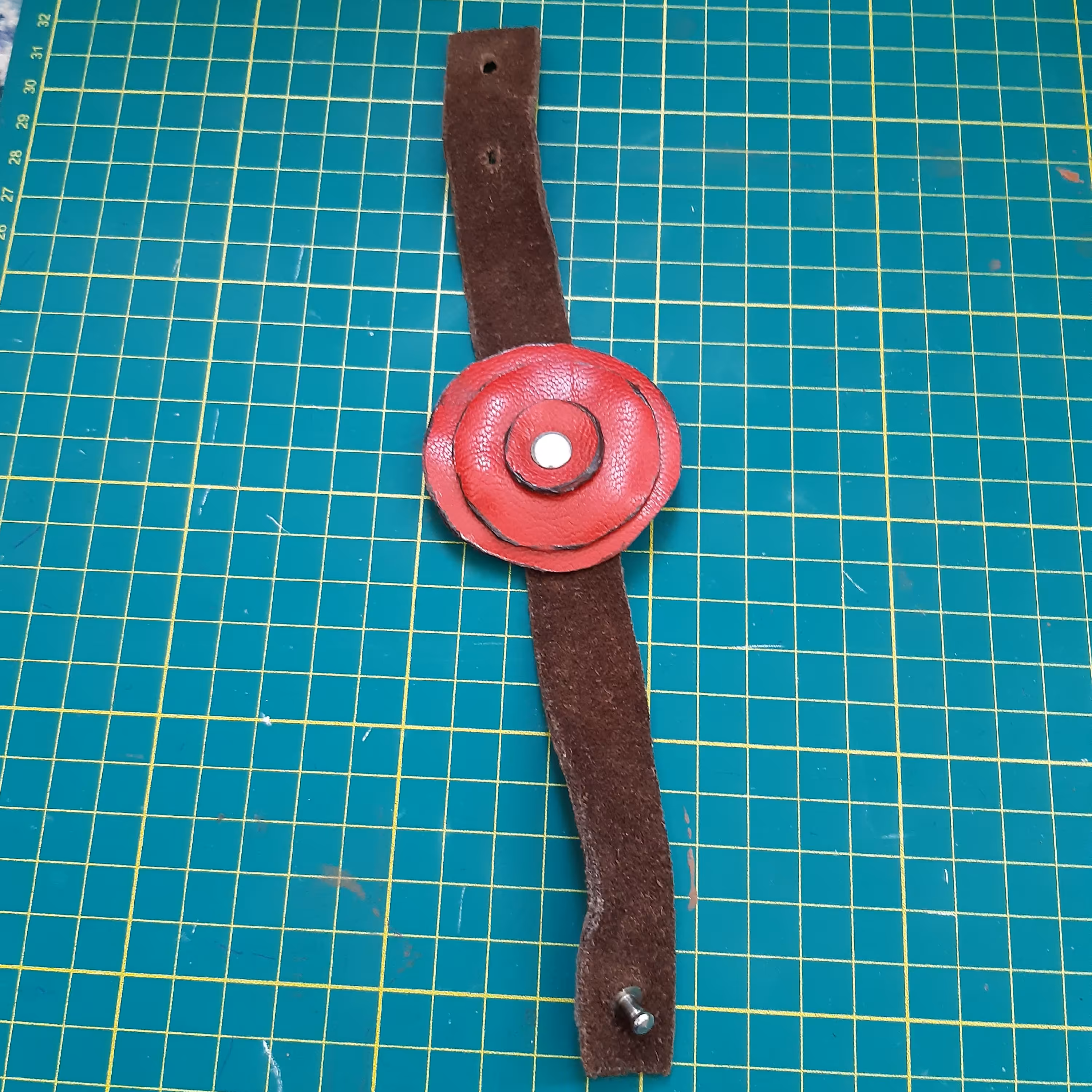 دستبند چرم طبیعی بز گل رز قرمز چرمی