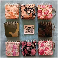 جا کلیدی دفترچه مربعی کوچک آویزی طرح های ارتشی و گل گلی دخترانه و پسرانه