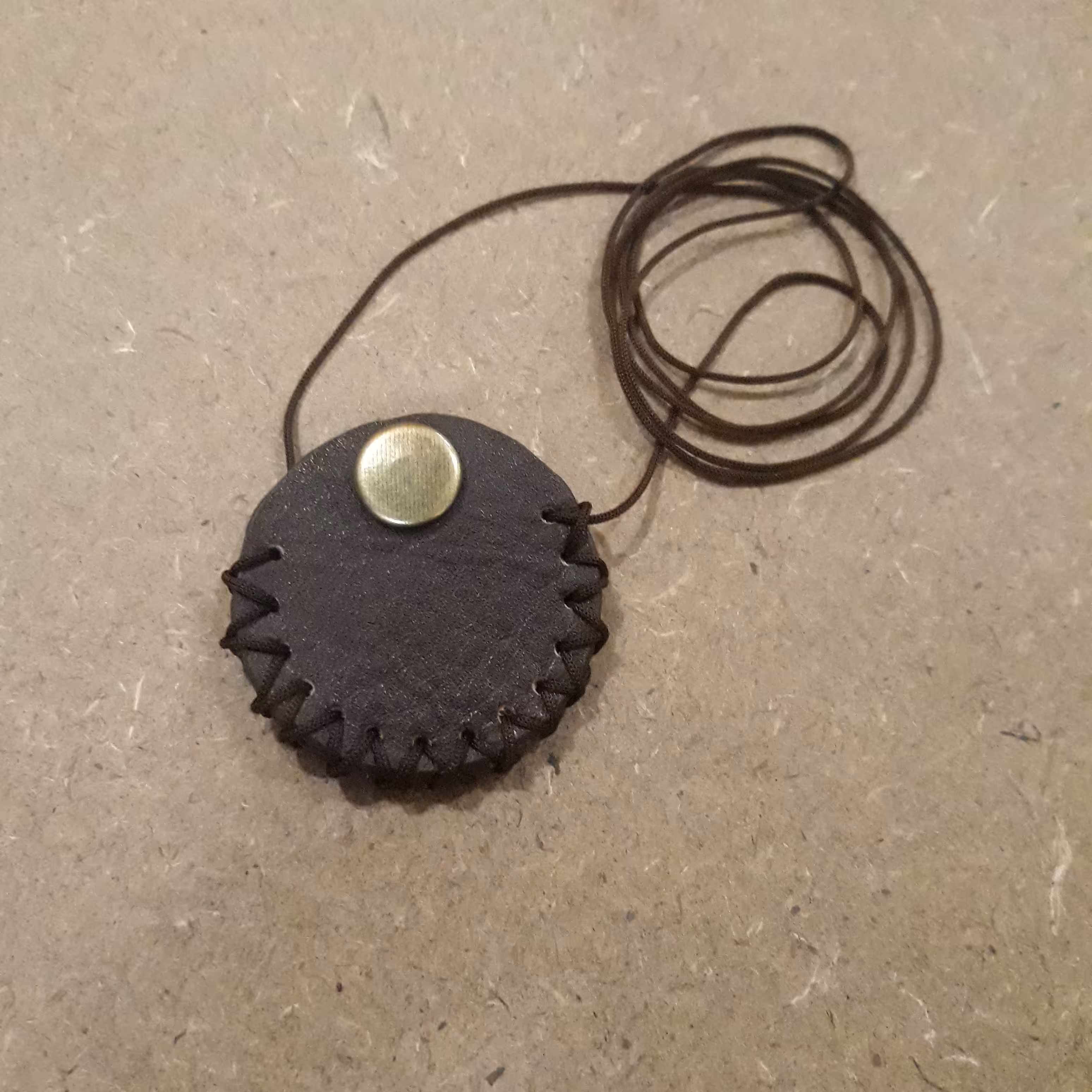 گردنبند چرمی جا ادعیه گرد  همراه دعا نادعلی چاپی