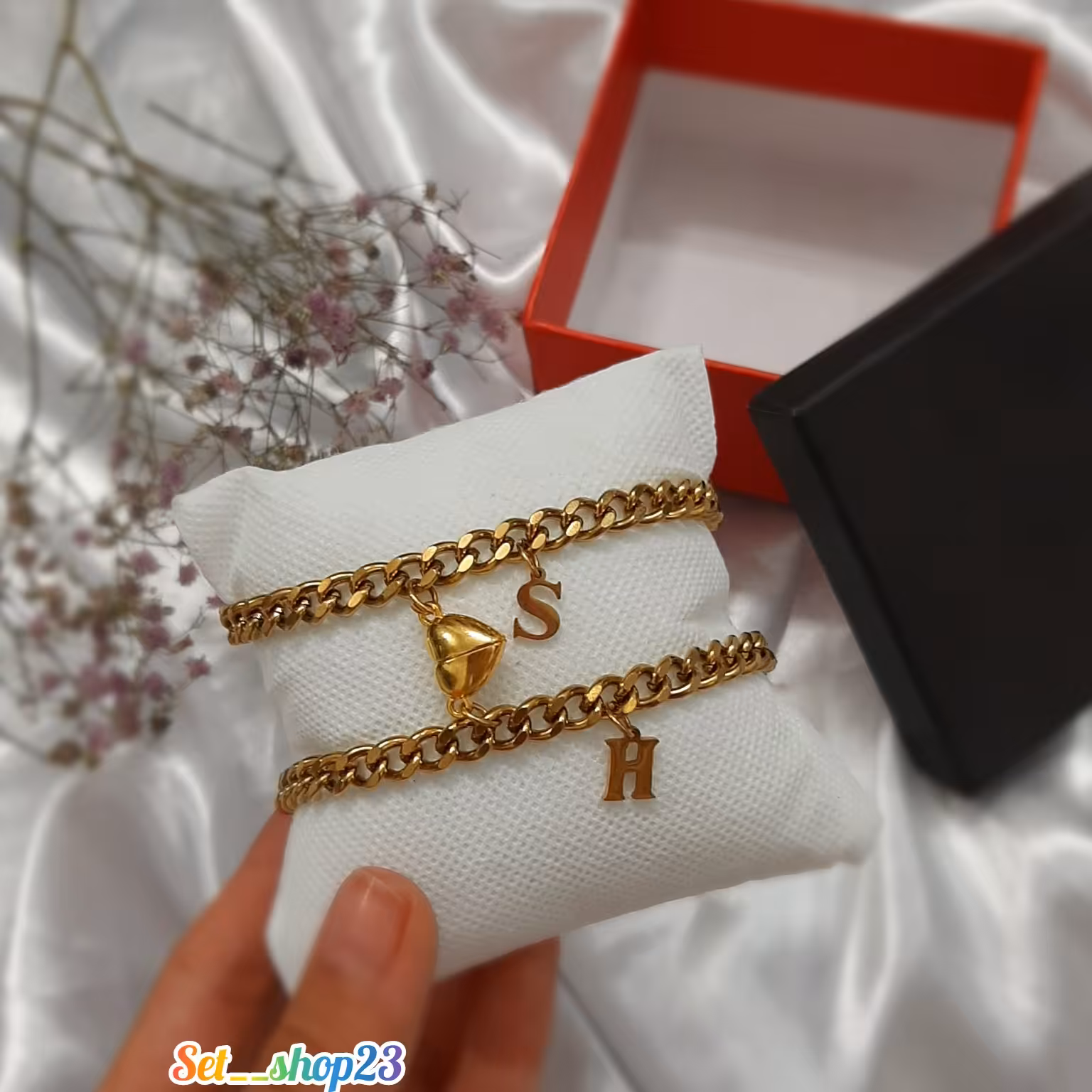 دستبند مگنتی طلایی با حروف