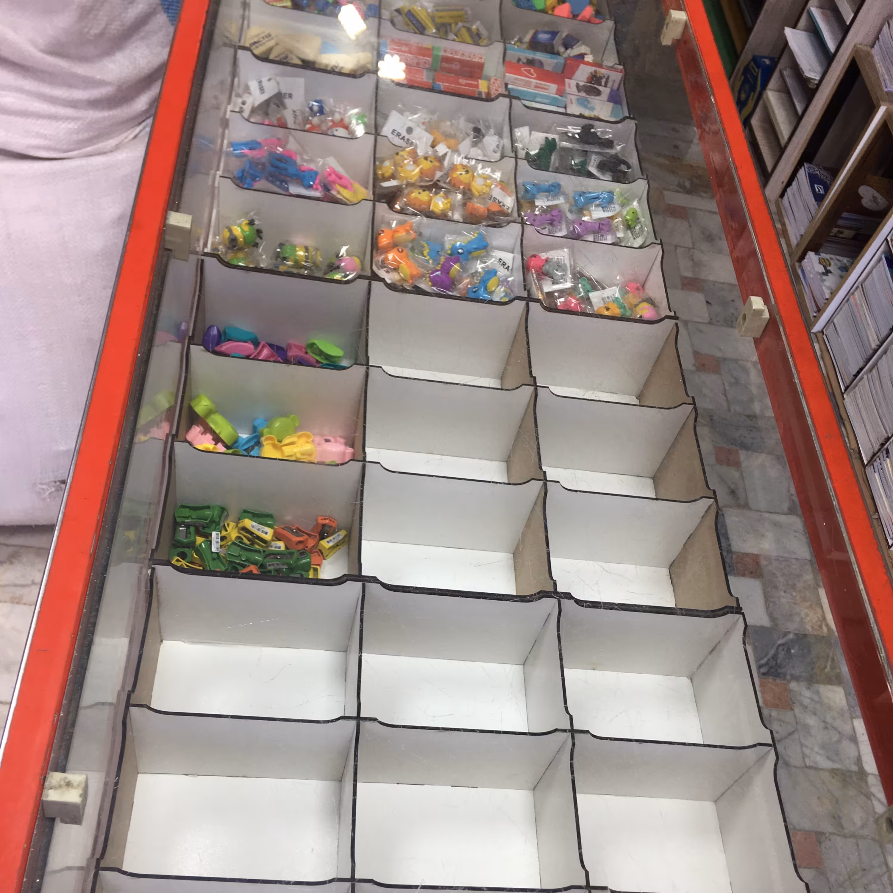 نظم دهنده و استند فروشگاهی و خانگی مناسب برای داخل ویترین قفسه و کمد لباس 