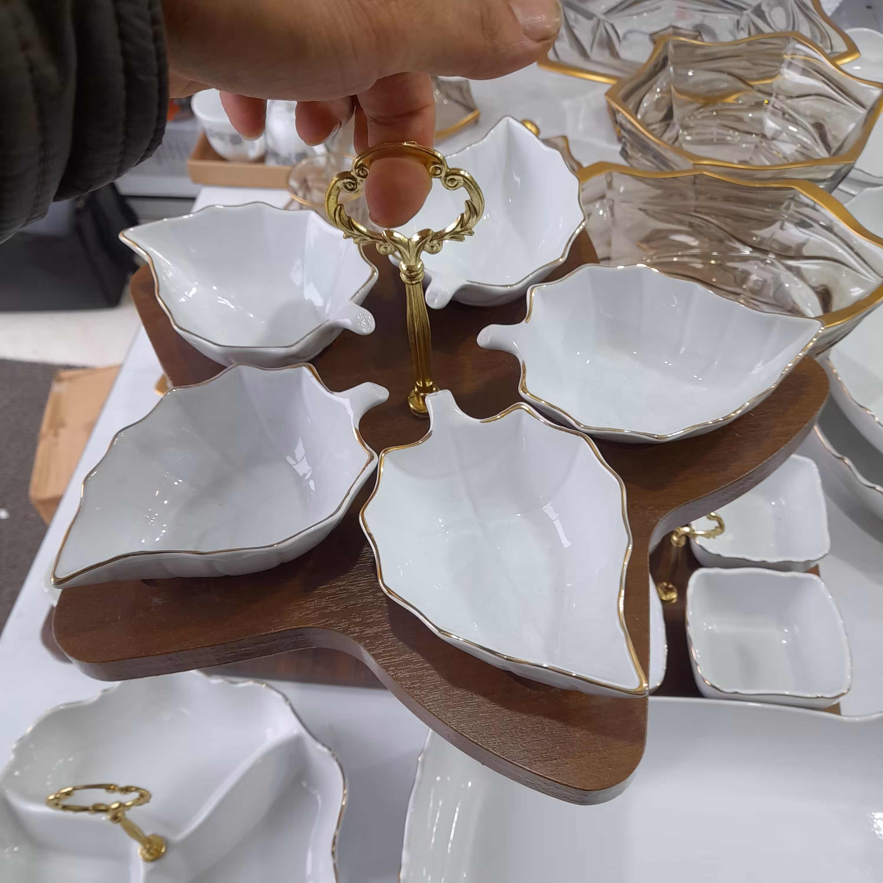 سرویس اردوخوری جنس چینی برگ لیمون درجه یک پنج خانه لب طلا با پایه