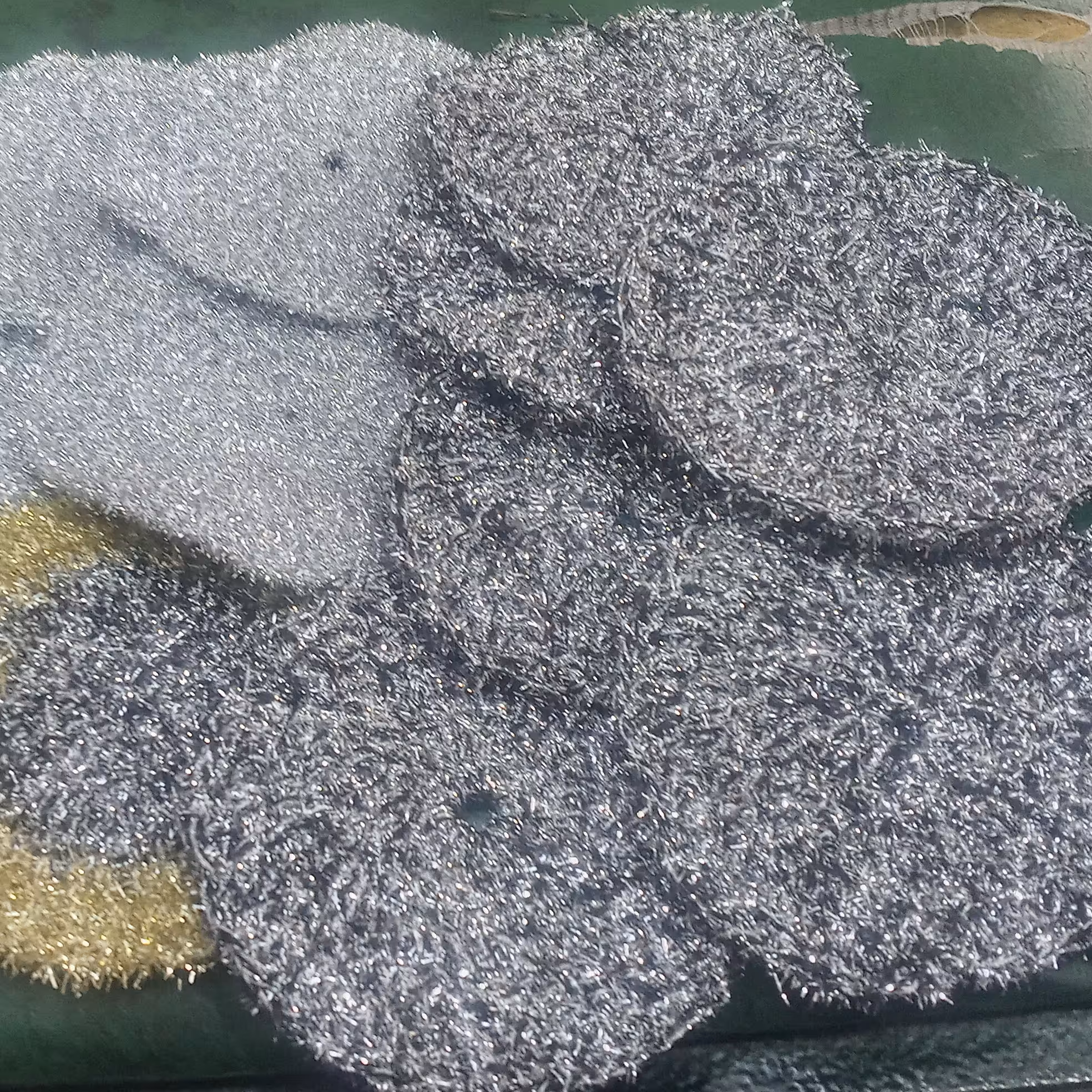 اسکاچ نرم زری با نخ سوزنی برای ظرف های مثل تفلون 