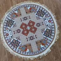 گلیم ماشینی کاشان ( گلیم گرد ) گلیم دایره سایز قطر یک متر ، زمینه نسکافه ای ( بادامی) در چند طرح و رنگ