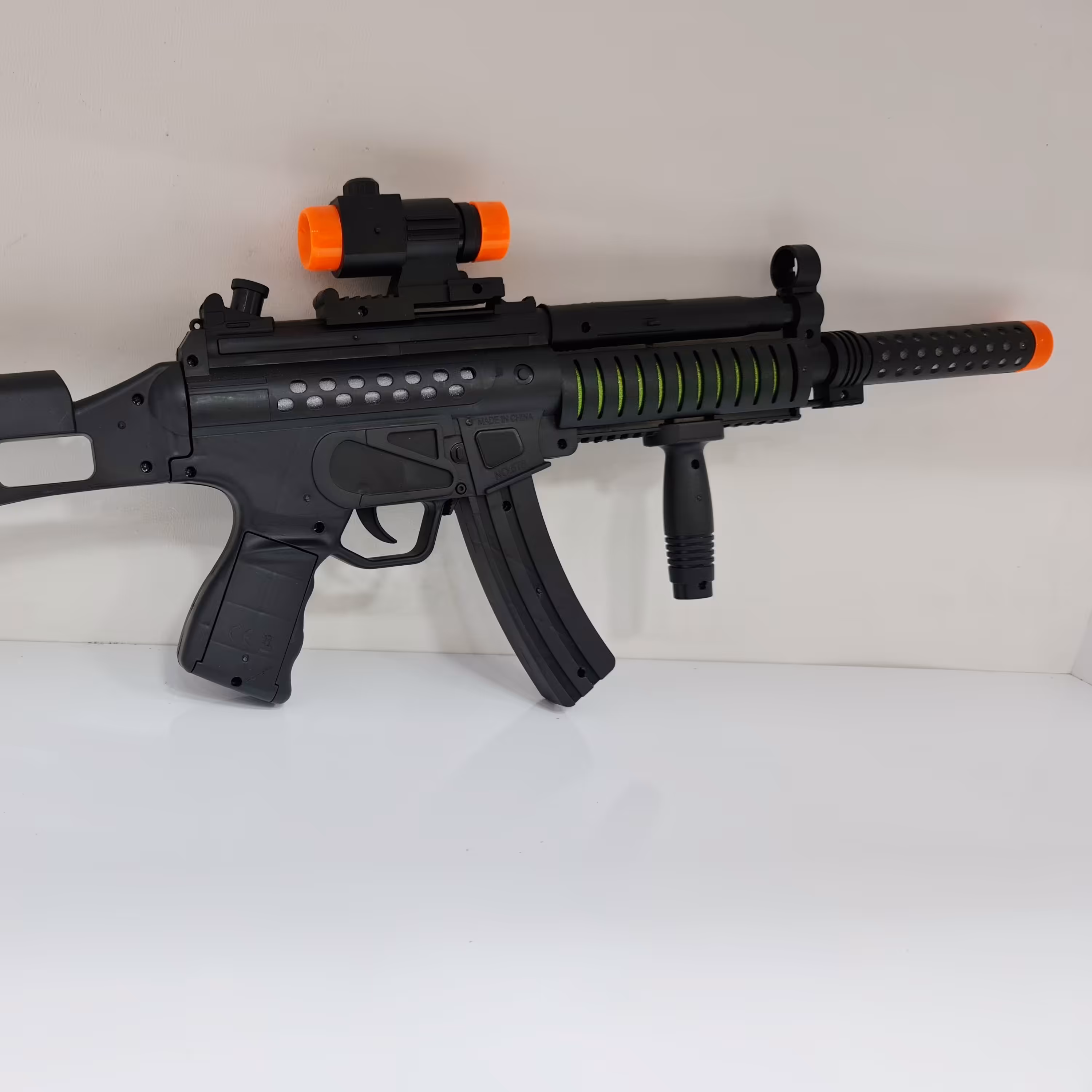 تفنگ اسباب بازی صدادار mp5 ،خارجی(چین). این محصول با باتری کار میکند(3 عدد باتری قلمی ). دارای صدا و ویبره می باشد.
