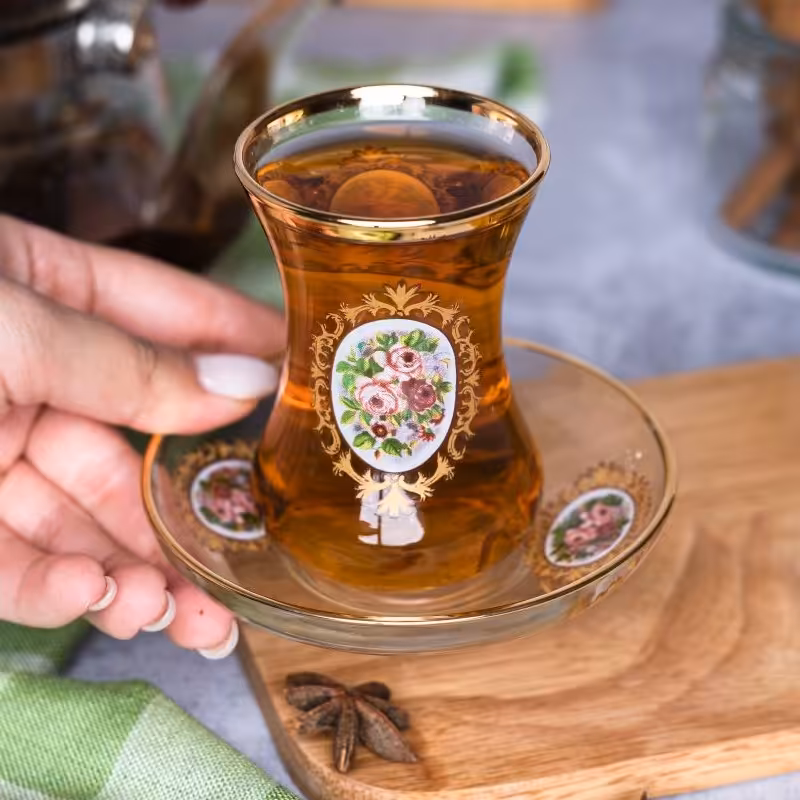 استکان و نعلبکی لب طلایی گل سرخ ساخت کشور ترکیه مدل هاران بسته دوازده عددی (شش عدد نعلبکی و شش عدد استکان)