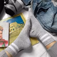 جوراب دوخط زمینه طوسی روشن نیم ساق نخ پنبه