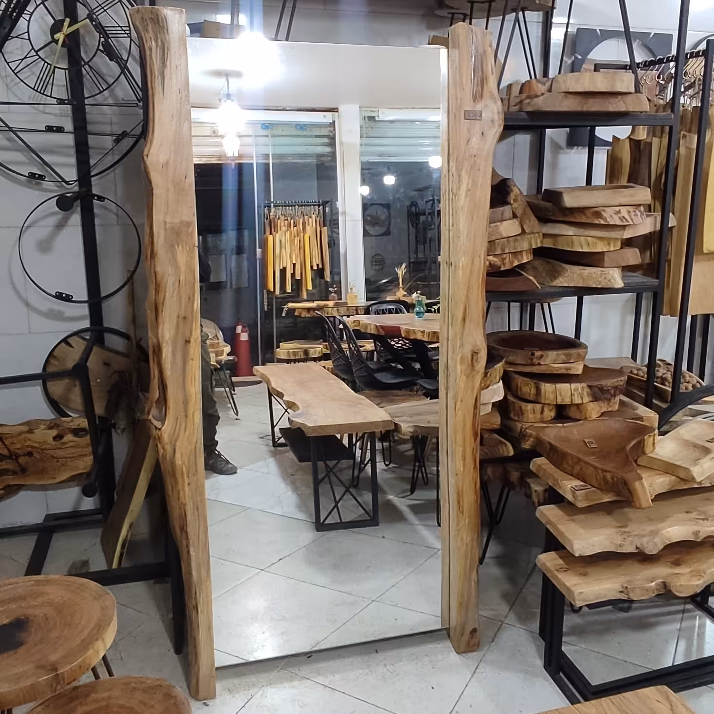 آینه قدی روستیک از چوب درخت توسکا و فلز 